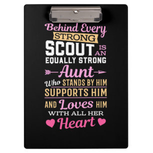 Hinter dem Scout ist eine starke Tante Klemmbrett