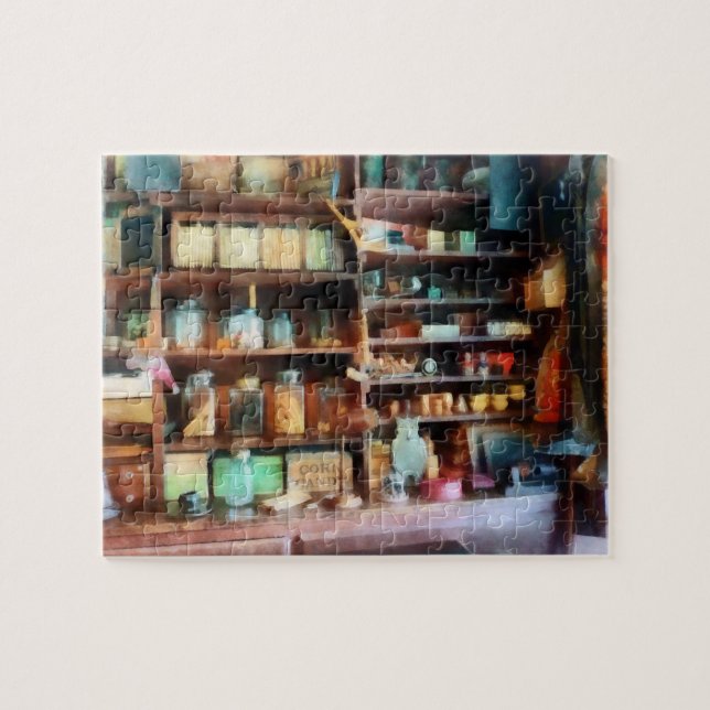 Hinter der Theke im Gemischtwarenladen (Horizontal)