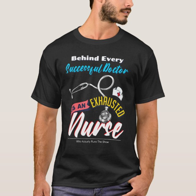Hinter jedem erfolgreichen Arzt steht ein erschöpf T-Shirt (Vorderseite)