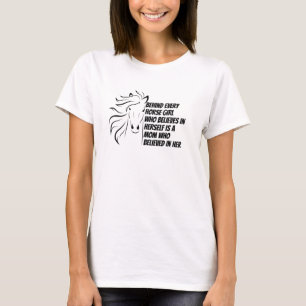 hinter jedem Pferdemädchen, das an sich selbst gla T-Shirt