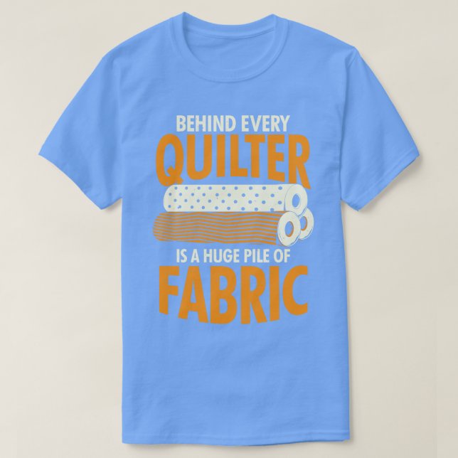 Hinter jedem Quilter befindet sich ein riesiger St T-Shirt (Design vorne)