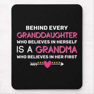 Hinter jeder Enkelin steht eine Oma Mousepad