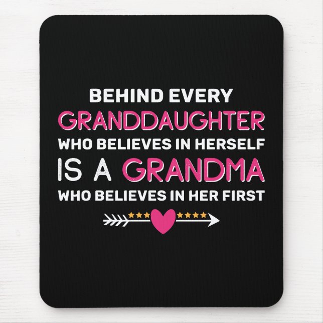 Hinter jeder Enkelin steht eine Oma Mousepad (Vorne)