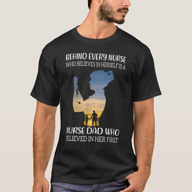Hinter jeder Krankenschwester steht ein Krankenpfl T-Shirt (Vorderseite)