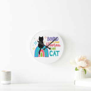 Hinter jeder starken Frau steht ihre Katze Runde Wanduhr