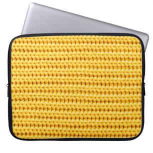 Hintergrund aus gelbem gestricktem Wolle Laptopschutzhülle