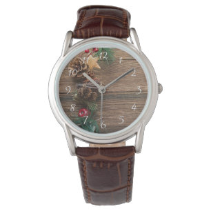 Hintergrund aus Holz mit Kiefernzapfen Armbanduhr