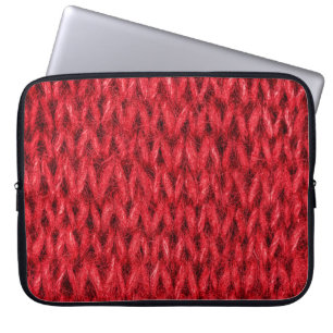 Hintergrund aus roter Strickwolle. Laptopschutzhülle