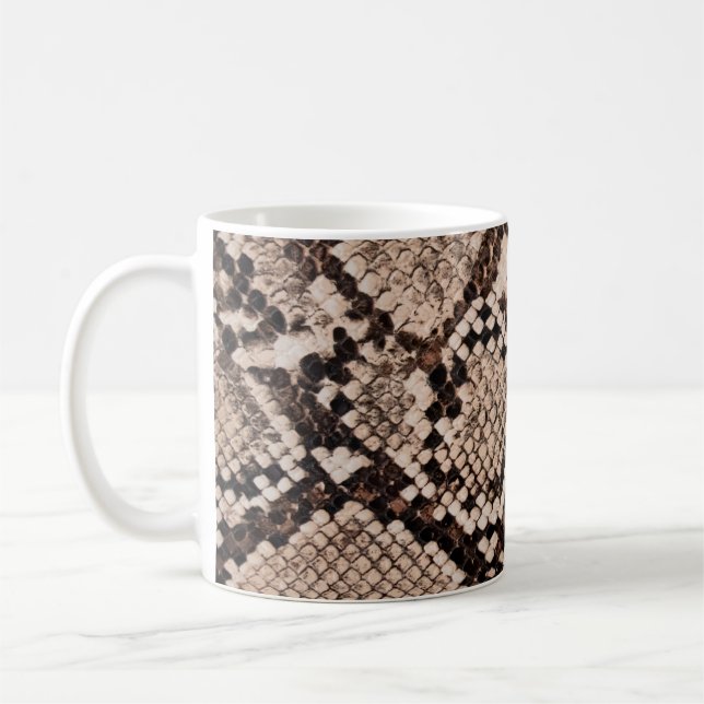 Hintergrund der Schlangenhautextur Kaffeetasse (Links)