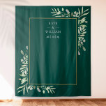 Hintergrund des Emerald Greenery Wedding Foto Boot Wandteppich<br><div class="desc">Dieses schicke botanische Hochzeitsstand-Foto mit zarten Aquarellfarben-Blätter und einem goldenen Rahmen auf smaragdgrünem Hintergrund kann mit Ihren Namen und einem besonderen Datum personalisiert werden. Entwickelt von Thisisnotme©</div>