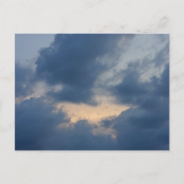 Hintergrund des Himmels mit Donnerwolken. Postkarte