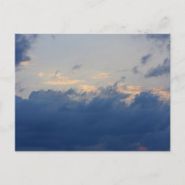 Hintergrund des Himmels mit Donnerwolken. Postkarte