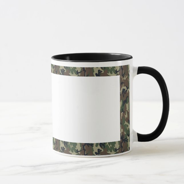 Hintergrund des Militärwaldes mit weißem Hintergru Tasse (Rechts)