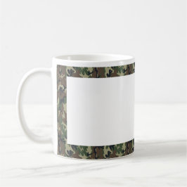 Hintergrund des Militärwaldes mit weißem Hintergru Tasse