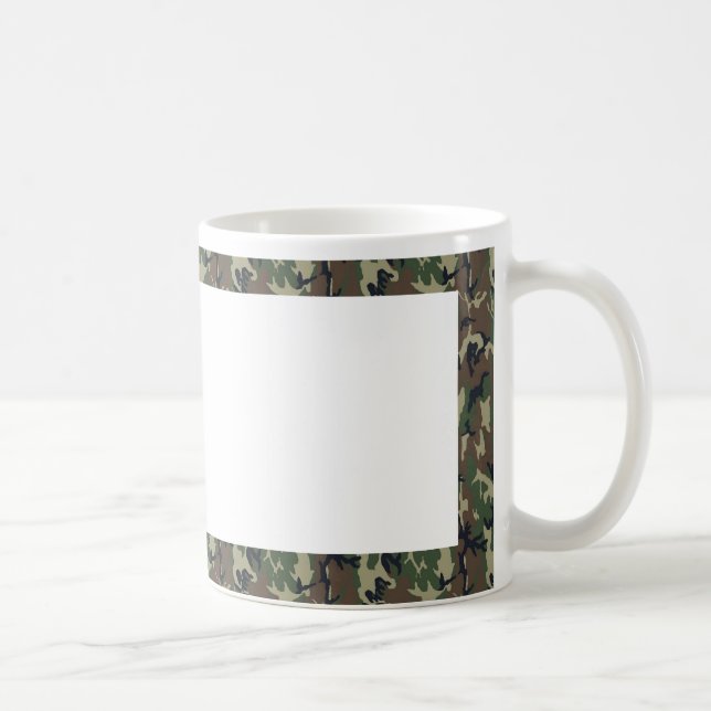 Hintergrund des Militärwaldes mit weißem Hintergru Tasse (Rechts)