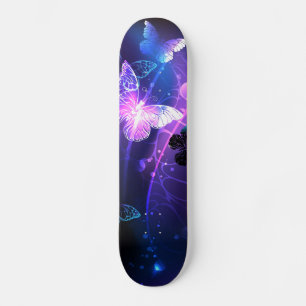 Hintergrund mit Nachtschmetterlingen Skateboard