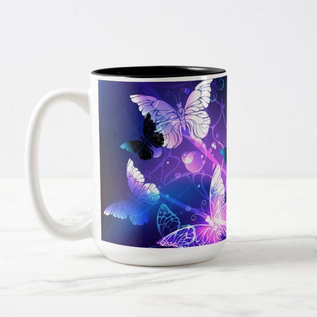 Hintergrund mit Nachtschmetterlingen Zweifarbige Tasse (Links)