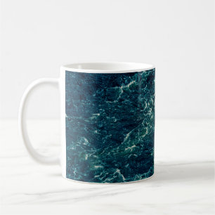 Hintergrund, obere Ansicht, rascher Fluss des Flus Kaffeetasse