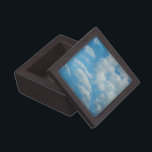Hintergrund Vintager beklemmender Wolken Kiste<br><div class="desc">Dieses bewölkte Himmelshintergrunddesign hat eine alte und abgenutzte Textur, wie es ein Teil eines antiken Gemäldes ist. Die Wolken variieren in der Farbe von weiß bis grau auf einem blauen, bedrückten Himmel. Mit diesem hübschen, ätherischen Bild auf Ihrer besonderen Geschenkboxen werden Sie sich wie im Himmel fühlen. Fügen Sie Ihren...</div>