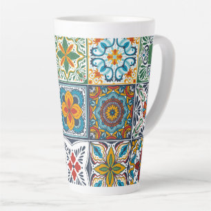 Hintergrundspuren/Talavera-inspirierte Fliesen Milchtasse