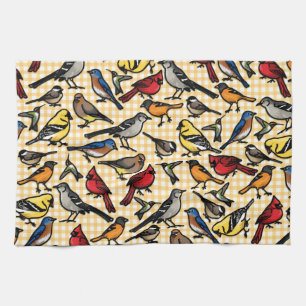 Hinterhofvögel auf dem Gelben Gingham Handtuch