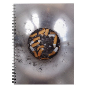 Hintern der Zigarette in Silver Smokers Ashtray, F Notizblock