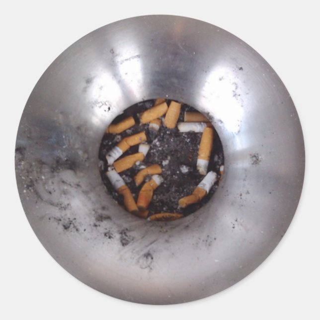 Hintern der Zigarette in Silver Smokers Ashtray, F Runder Aufkleber (Vorderseite)