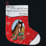 HINZUFÜGEN SIE IHR PFERD Foto und Name Sehr geehrt Großer Weihnachtsstrumpf<br><div class="desc">Ein Gradientenroter Hintergrund mit Schneeflocken und einem Ovalrahmen für das Foto Ihres Pferdes, mit einem bandgebundenen Bonbons am unteren Ende - Dieser Weihnachtsweihnachtsweih hat diese Botschaft in der Kinderhandschrift geschrieben: Lieber Weihnachtsmann, ich war ein gutes kleines Pferd. Bitte füllen Sie meinen Strumpf mit horsefarbenen Leckereien. Liebe (und Sie unterschreiben den...</div>