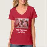 Hinzufügen von Foto und Text Benutzerdefiniert V-N T-Shirt<br><div class="desc">Erstellen Sie Ihre eigenen Geschenke,  fügen Sie Foto und Text auf diesem personalisierten roten v-Nacken Weihnachten Shirt. Machen Sie einfach Ihr eigenes cooles T - Shirt-Design. Das personalisierte Shirt ist auch für Männer und Kinder in verschiedenen Farbvarianten erhältlich. Ideal für Junggeselinnen-Abschied,  Schulveranstaltung,  Corporate Party,  lustige Witze und vieles mehr.</div>