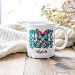 Hippie Bleibe Groovy Turquoise Floral Individuelle Kaffeetasse<br><div class="desc">Ärmeln Sie sich mit unserem Hippie Bleibe Groovy Turquoise Floral Individuelle Name Kaffee Tasse. Diese lebendige und retro inspiriert Tasse zeichnet sich durch den Ausdruck "Bleibe Groovy" in einem spielerischen Schriftart aus, umgeben von einer Reihe von türkisfarbenen und aquamarinen Blumenmotiven, die das Wesen der Hippie-Ära einfangen. Die kühnen Farben und...</div>