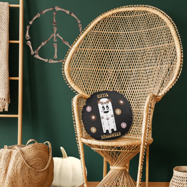 Hippie Halloween Ghost Round Pillow Rundes Kissen (Hippie Halloween Cute Ghost Round Throw Pillow on Rattan chair.)