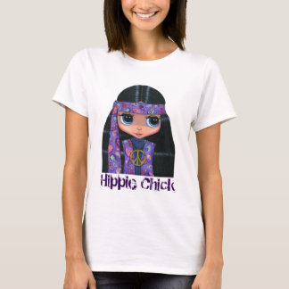 Hippie-Küken im lila Sechzigerjahre T-Shirt