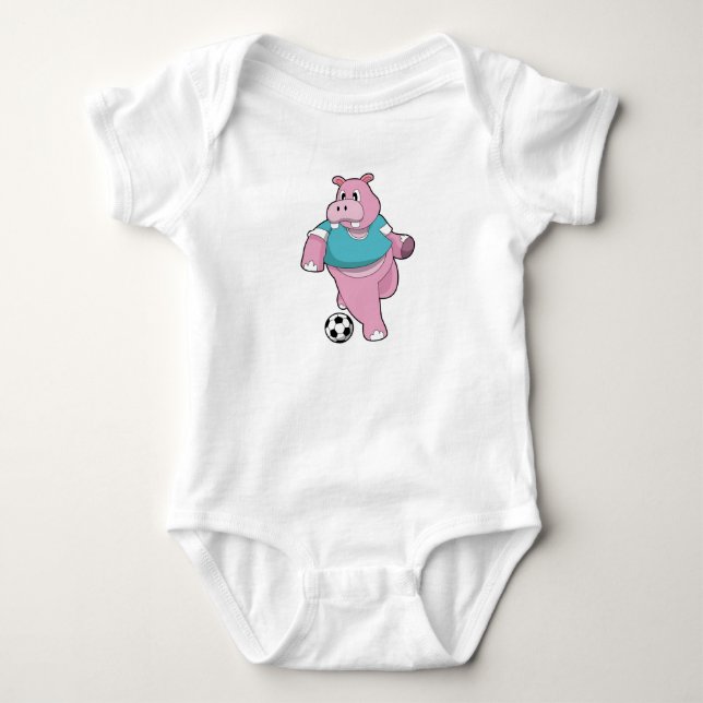 Hippo als Fußballspieler mit Fußball.PNG Baby Strampler (Vorderseite)