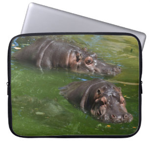 Hippo im Teich schwimmen, Laptopschutzhülle