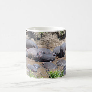 Hippopotames sur une tasse de rive
