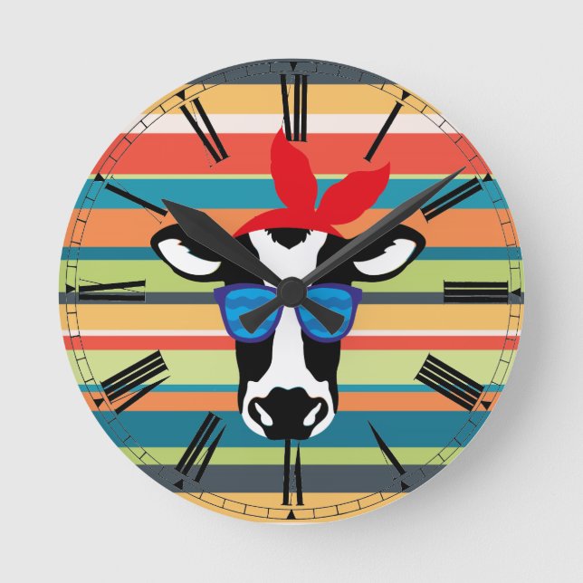 Hipster Cow on Stripes Runde Wanduhr (Vorderseite)