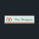 Hipster Red Fox Schreibtischnamensplakette<br><div class="desc">Niedliche und lustige Illustration eines roten Fuchses mit einem übergroßen Brillenpaar personalisiert mit einem spielerischen handgeschriebenen Schriftart,  der sowohl für Kinder als auch für Lehrerschreibtische geeignet ist.</div>