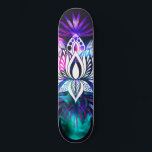 Hipster Retro Tech Aquamarine Lila Lotus Blume Lea Skateboard<br><div class="desc">Dieser Hipster und das coole Design sind perfekt für die Hundefrau. Es verfügt über eine handgezeichnet Lotus-Blume und tropische Blätter in einem neonfarbenen lila und aquamarinen grünen Overlay auf einem lila Hintergrund aus dunklem Pflaumen. Es ist einzigartig, originell und böhmisch mit einem Retro-Tech-Ambiente. ***WICHTIGE HINWEIS FÜR DESIGN: Für individuelle Designanfragen,...</div>