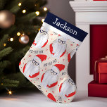Hipster Santa Monogram Kleiner Weihnachtsstrumpf<br><div class="desc">Fügen Sie Ihrem Urlaubsstil eine trendige Drehung mit diesem Hipster Santa monogram Weihnachtsfest Strumpf hinzu. Dieser Strumpf mit einem modernen und unterhaltsamen Santa-Design und einem Hipster-Flair bietet eine einzigartige und stilvolle Touch zu Ihren Festlichkeiten. Personalisieren Sie es mit einem oder mehreren Initialen, um einen unvergesslichen Keepake zu erstellen. Dieser Strumpf...</div>