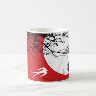 Hirondelles d'Oriental dans la tasse de clair de