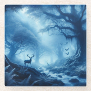 Hirsch im dunklen Wald mit blauem Dunst Glasuntersetzer