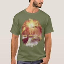 Hirsch im nebligen Wald beim goldenen Sonnenaufgan