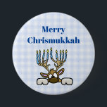 Hirsch mit Menorah Antlers Chrismukkah Button<br><div class="desc">Hier ist ein lustiger Knopf, der während der Ferienzeit bei der Arbeit, bei der Zuhause oder bei einer Ansammlung der Familie zu tragen ist. Es zeigt meine Rentiere mit Geweih wie eine Menorah. Darunter steht "Fröhliche Chrismukka". Sie können diesen Text ändern oder entfernen, wenn Sie diesen Knopf für einen anderen...</div>