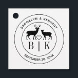 Hirsch Monogram Rustic Country Wedelname Geschenkanhänger<br><div class="desc">Ein elegantes Reh rustikale Hochzeit Monogramm Ehepaar Namenstext-Design für Sie,  um mit den Namen,  Initialen und Hochzeitsdatum des glücklichen Paares anpassen. Mit dem Design-Tool können Sie die Größe und den Abstand der Schriftart ändern.</div>