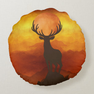 Hirschbuck auf dem Berg mit Sonnenuntergang Rundes Kissen