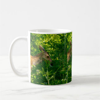 Hirsche im Wald. Kaffeetasse