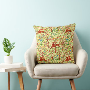 Hirsche im Wald Retro Art Nouveau Muster von Voyse Kissen