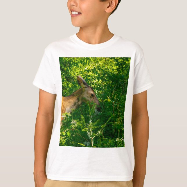 Hirsche im Wald. T-Shirt (Vorderseite)