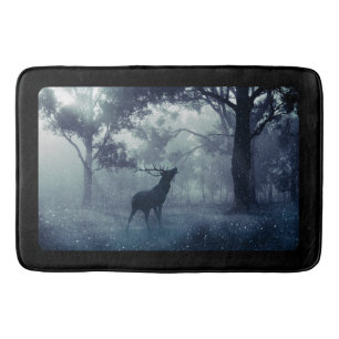 Hirsche mit Antlern in einem Schattenwald Badematte