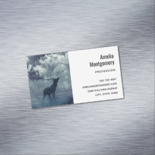Hirsche mit Antlern in einem Schattenwald Magnetische Visitenkarte